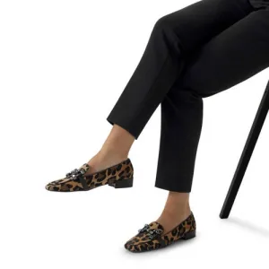 Manfield suède loafers met panterprint beige