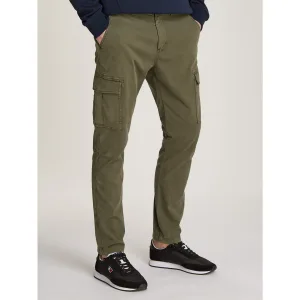 TOMMY JEANS Cargobroek TJM AUSTIN LIGHTWEIGHT CARGO met geborduurd merklogo boven de achterzak