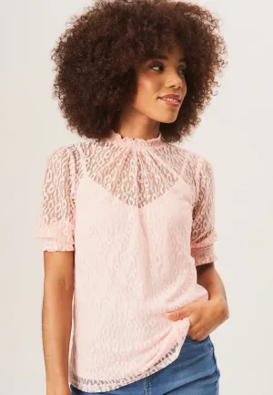 Losvallende blouse met hoge hals en kant