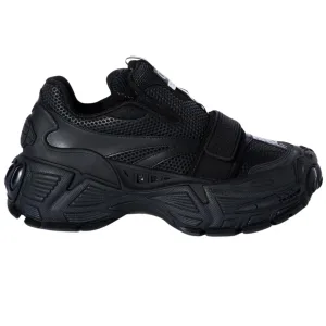 Gebroken witte handschoen slip zwarte sneakers