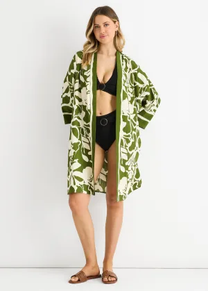 Zwarte zomerkimono met opdruk op het strand