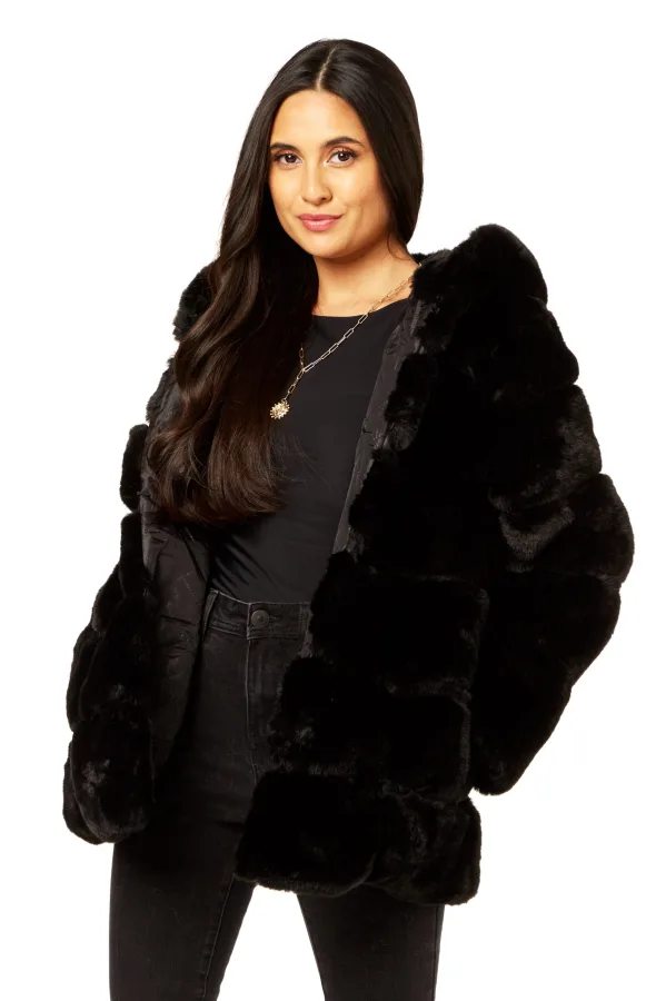 Horizontaal gesneden bontjas met capuchon