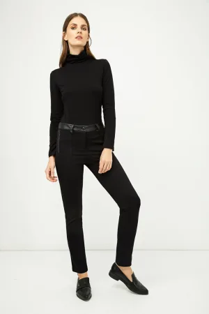 Mid-Rise Jegging met Kunstleren Details in het Zwart