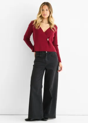 Bordeauxrode knoopomslag compact gebreid vest