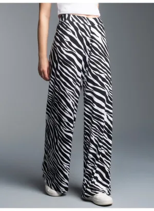 Trigema Jerseybroek TRIGEMA heupbroek met allover zebrapatroon (1-delig)