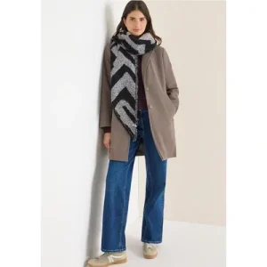 Cecil Dames Bouclé driehoekige sjaal in Zwart