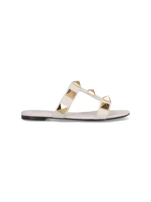 Valentino Garavani Sandalen – Flat Sandals With Pyramid Gold Studs in wit