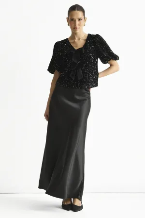Zwarte fluwelen top met paillettenstrik aan de voorkant en pofmouwen