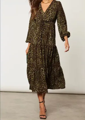 Khaki midi jurk met dierenprint en overslag aan de voorkant