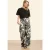 Monotropical pantalon met wijde pijpen in gebroken wit en zwart