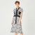 Bi-materiële kleding met monochrome bloemenprint en trekkoordriem