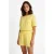FLURESK regular waist casual short geel