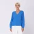 V -neck blouse en decoratieve ketting