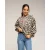 Sweatshirt met dierenprint en de tekst ‘iconic’ in neonkleur.