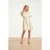 Smashed Lemon Crème jurk met transparante fringe structuurstof |
