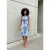 Mouwloze midi-jurk met V-hals en abstracte blauwe print