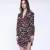 Kort drape -effectjurk met bladafdruk