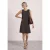 Kniehoge jurk met ronde hals en knoopdetail