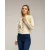 Gehaakt vest met pompons en bloemendetails.