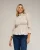 Langdurige blouse, gestreept met honingraatborduursel op de borst en manchetten.