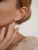 Hey Happiness Oorbellen ‘Glow Cuff’  goud