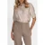NIKKIE satijnen blouse met plooien – zand