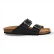 Tamaris herenslippers van zwart leer met instapzool en voetbed.