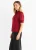 Rode loszittende blouse met hoge kraag en kant