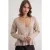 Lichte V-hals gebreide top met knoopdetails