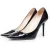 Jimmy Choo Pumps van lakleer in het zwart.